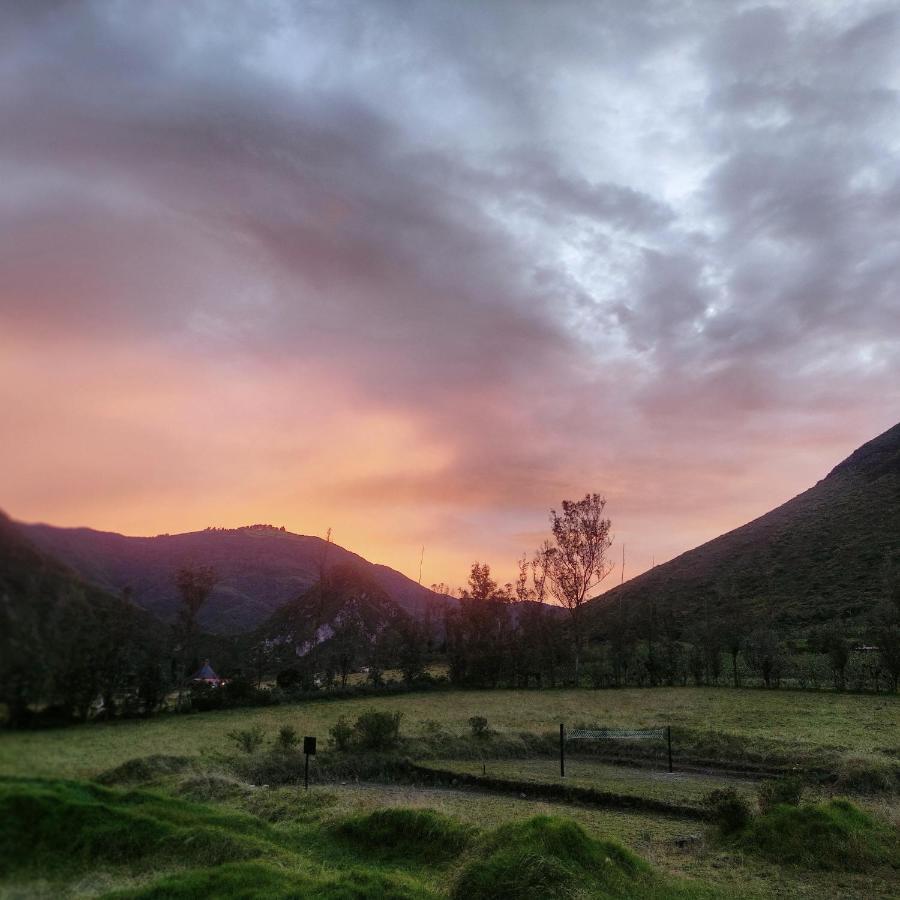 El Castillo Del Lobo Pululahua Acomodação com café da manhã Quito Exterior foto